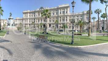 Park in Rom mit Justizpalast im Hintergrund