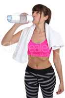 Fitness junge Frau beim Wasser Trinken Sport Workout Training