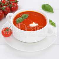 Gesunde Ernährung Tomatensuppe Tomaten Suppe in Suppentasse