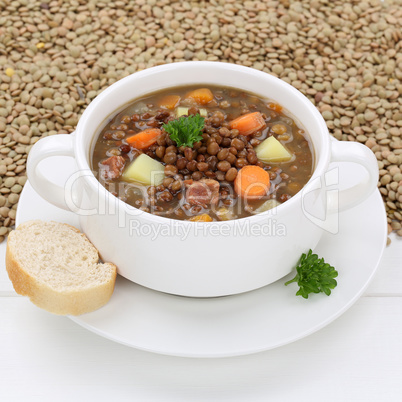 Gesunde Ernährung Linsensuppe mit frischen Linsen Suppe in Supp