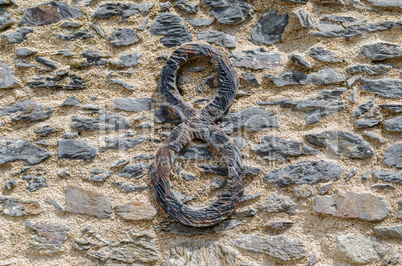Steinmauer mit dem Buchstaben 8