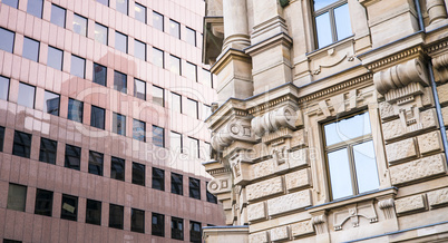 Fassade eines modernen und eines traditionellen Bürohochhauses