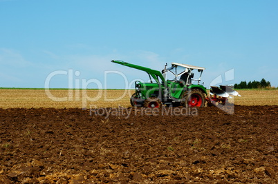 Traktor beim pflügen