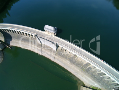 Talsperre mit Staumauer und Wasserturm