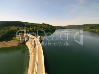 Talsperre mit Staumauer und Wasserturm