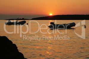 Sonnenuntergang Mittelmeer mit zwei Schlauchbooten