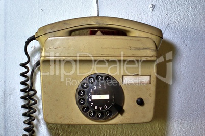 Altes Telefon an der Wand
