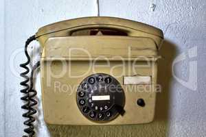 Altes Telefon an der Wand
