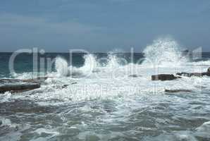 Aufschäumende Wellen an Felsenküste