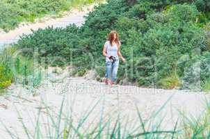 Frau, Spaziergang durch Sanddünen