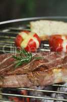 Steak auf dem Grill mit Tomaten