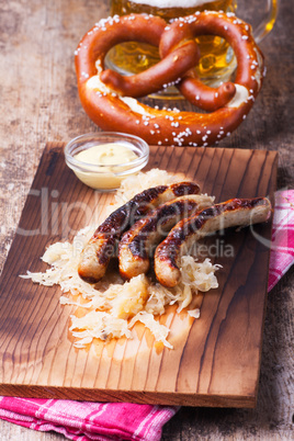 Gegrillte Würstchen mit Sauerkraut