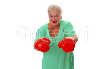 Seniorin mit roten Boxhandschuhen