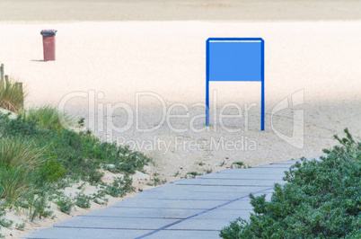 Blaue Tafel am Strand