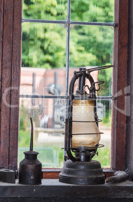 Alte Petroleumlampe auf einer Fensterbank