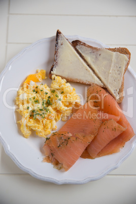 Eierspeise mit Lachs und Toastbrot