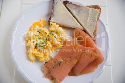 Eierspeise mit Lachs und Toastbrot