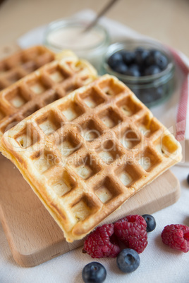 Belgische Waffeln mit frischen Beeren