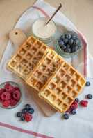 Belgische Waffeln mit frischen Beeren