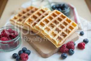 Belgische Waffeln mit frischen Beeren