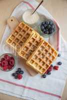 Belgische Waffeln mit frischen Beeren