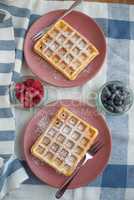 Belgische Waffeln mit frischen Beeren