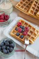 Belgische Waffeln mit frischen Beeren