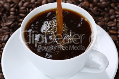 Heißen Kaffee eingießen in Kaffeetasse