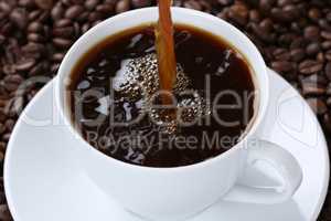 Heißen Kaffee eingießen in Kaffeetasse