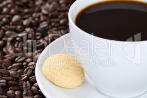 Frischer Kaffee mit Kaffeebohnen