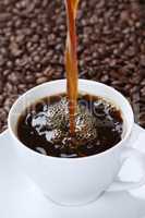 Heißen Kaffee eingießen in Kaffeetasse Tasse