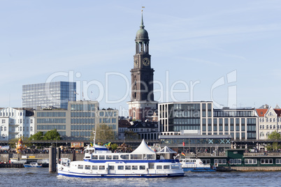 Passagierschiff an der Überseebrücke in Hamburg, Deutschland