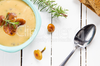 Waldpilzsuppe mit Brot und Rosmarin_01