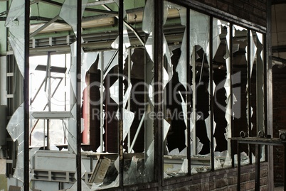 zertrümmerte Fenster in alter Fabrik