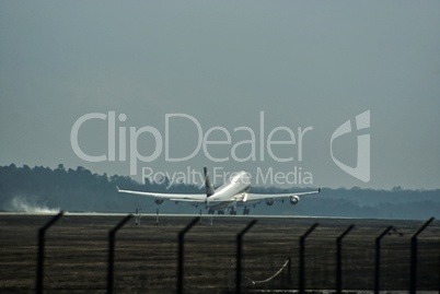 Landendes Flugzeug auf der Landebahn