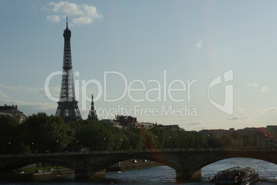 Eiffelturm im abendlich in Paris