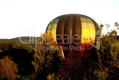 Heißluftballon in Bäumen gefangen