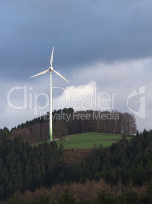 Windkraftanlage auf Berg
