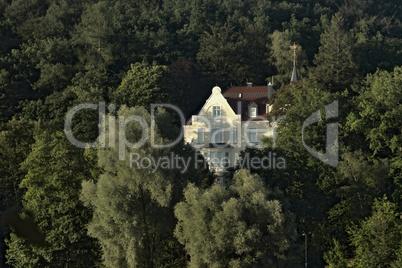 Wohnhaus am See im Wald mit blauem Himmel