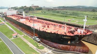 Schiff fährt durch den Panama Kanal