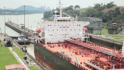 Nahaufnahme Schiff fährt durch den Panama Kanal