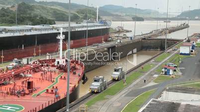 Schiff wird durch Panama Kanal gezogen - Panama Canal