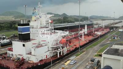 Schiff wird durch Panama Kanal geschleußt
