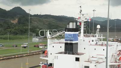 Nahaufnahme Schiff im Panama Kanal