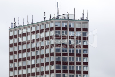 Hochhaus mit Mobilfunkantennen in Hamburg, Deutschland