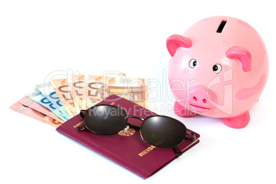 Reisepass mit Geld und Sparschwein