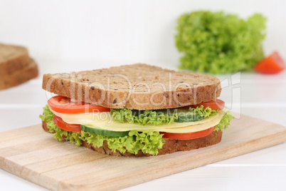 Sandwich Toast zum Frühstück belegt mit Käse