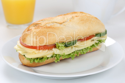 Sandwich Baguette belegt mit Käse zum Frühstück mit Orangensa