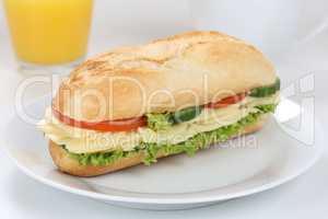 Sandwich Baguette belegt mit Käse zum Frühstück mit Orangensa