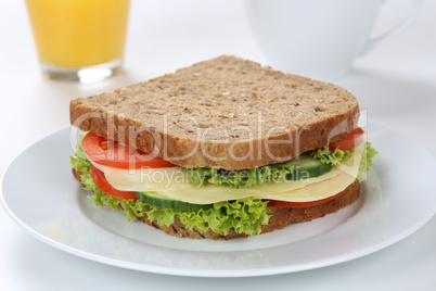 Sandwich Toast zum Frühstück belegt mit Käse und Saft